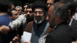 Irán a megölt ajatollah utódját keresi