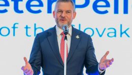 Az ellenzék szerint nevetséges a SIS igazgatójára kivetett „büntetés”