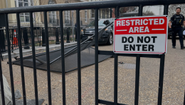 Furgon hajtott a Fehér Ház biztonsági korlátjába, lezárták a környéket