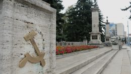 A jövőben bűncselekménynek fog számítani a háborús emlékművek megrongálása