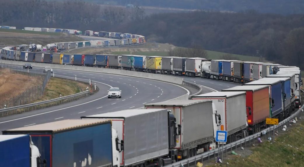 A közúti fuvarozás helyzetének kezelésére és az adóterhek csökkentésére kéri a kormányfőt a Szlovákiai Fuvarozók Uniója