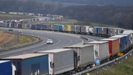 A közúti fuvarozás helyzetének kezelésére és az adóterhek csökkentésére kéri a kormányfőt a Szlovákiai Fuvarozók Uniója