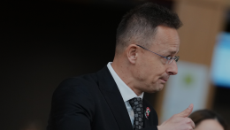 Megrendezett merénylet, szivárogtató külügyminiszter és lehallgatási botrány – egyre élesebb a magyar választási kampány