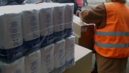 Élelmiszercsomaggal segíti a kormány az elszegényedett családokat