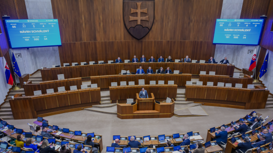 Nem tárgyalt a parlament Šutaj Eštok leváltásáról, pénteken újabb szavazás lesz