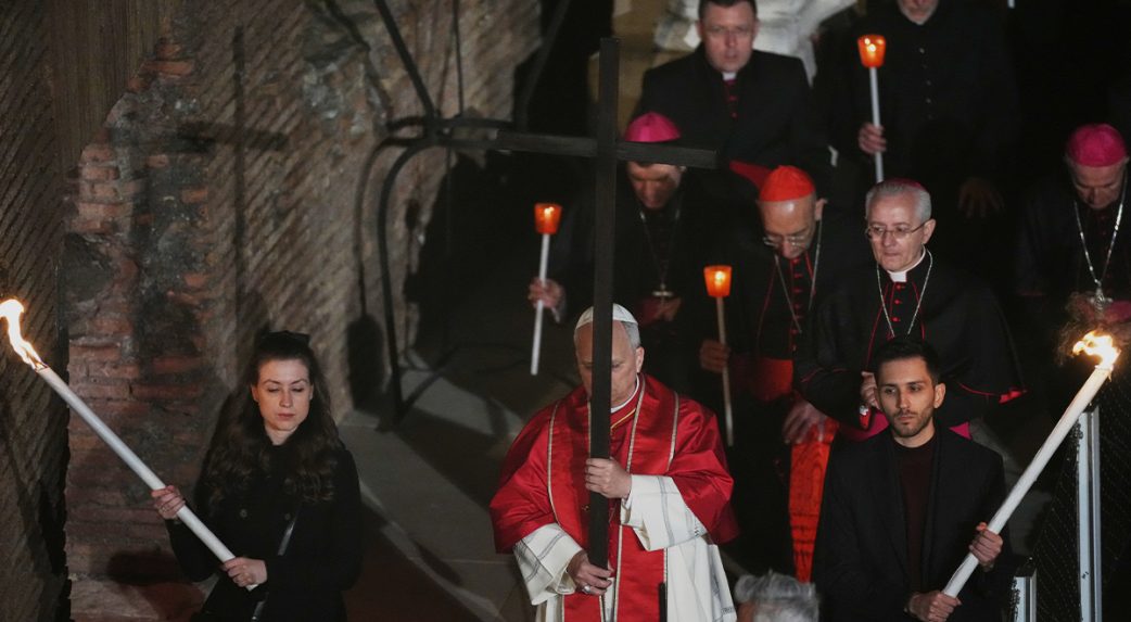 XIV. Leó pápa maga vitte végig a keresztet a nagypénteki keresztúton