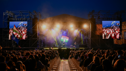 Több tízezer ember gyűlt össze péntek kora este a budapesti Hősök terén