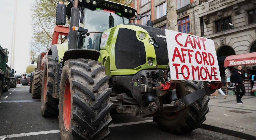 Túlélte a bizalmatlansági indítványt az ír kormány: csökkentik az üzemanyagok árát