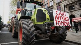 Túlélte a bizalmatlansági indítványt az ír kormány: csökkentik az üzemanyagok árát