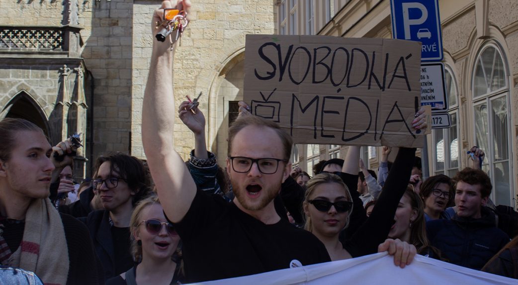 Prága utcáin tüntettek a diákok a közmédia függetlenségéért