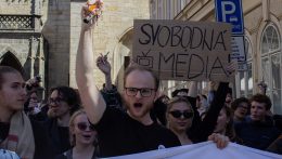 Prága utcáin tüntettek a diákok a közmédia függetlenségéért