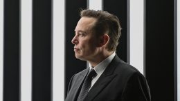 Elon Musk bíróságon támadja az OpenAI vezetését
