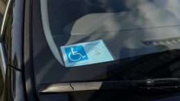 Rendszámhoz kötnék a mozgáskorlátozottak parkolási igazolványát