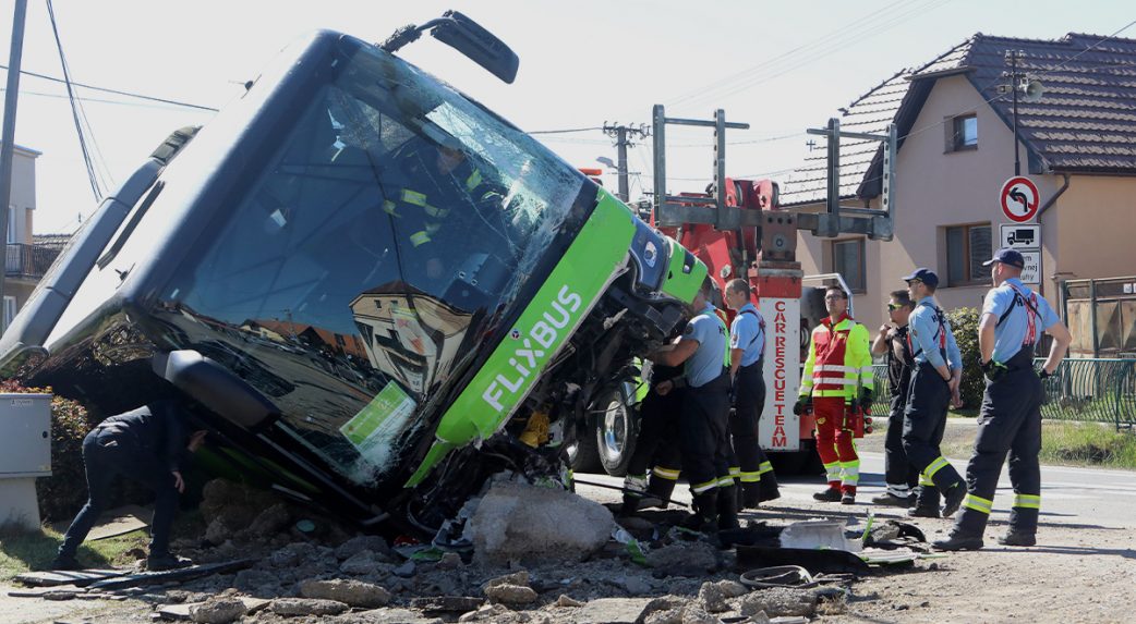 Felborult egy busz Dobronyánon – kilencen sérültek meg