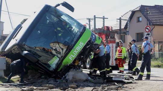 Felborult egy busz Dobronyánon – kilencen sérültek meg