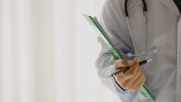 Szakorvosok a szürkézónás rendszerben – kinek jó a mostani helyzet?
