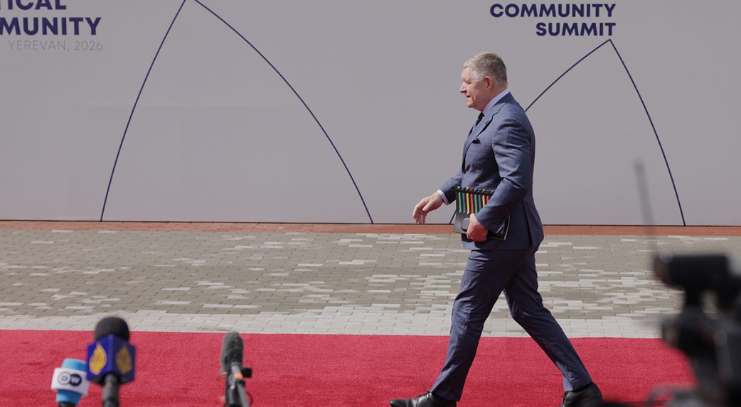 Volodimir Zelenszkij Jerevánban köszönetet mondott Robert Ficonak az uniós támogatásért