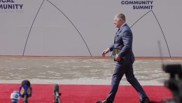 Volodimir Zelenszkij Jerevánban köszönetet mondott Robert Ficonak az uniós támogatásért