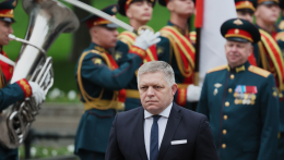 Megérkezett Moszkvába a kormányfő a győzelem napi ünnepségre