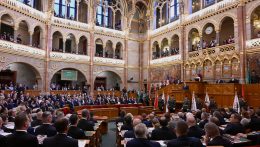 Belakni a demokráciát: a rendszerváltások kudarcairól és esélyeiről
