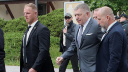 Robert Fico kormányfő Nyitrabányára látogatott az ellene elkövetett merénylet második évfordulóján