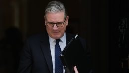Rezeg a léc a brit miniszterelnök alatt