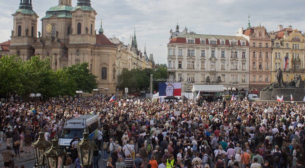 Prága és a közszolgálati média: tüntetéshullám söpör végig Csehországon