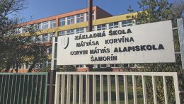 Vizsgálat indult egy somorjai pedagógus és politikus ellen egy diáklányokat érintő ügyben