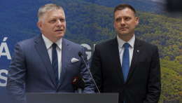 Fico nem akar kormányátalakítást, de nyitott az SNS javaslataira