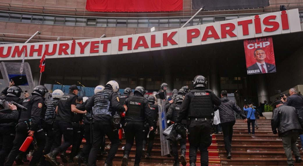 Könnygázzal rohamozták meg a török rendőrök az ellenzék székházát