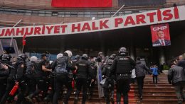 Könnygázzal rohamozták meg a török rendőrök az ellenzék székházát