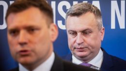 A kormány stabilitása ismét a legkisebb és a legnagyobb kormánypárt pengeváltásai miatt inog