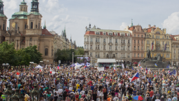 Prágában tüntettek a közmédia függetéenségéért