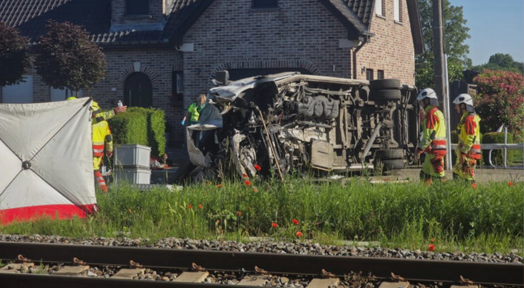 Belgium: Vonat ütközött egy iskolai kisbusszal, négyen meghaltak