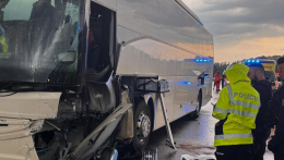 Súlyos buszbaleset Csehországban, tizenhárom sérült