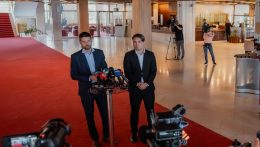Furcsa egyveleg készül az ellenzékben, és újraindul a V4-ek