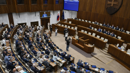 A parlament egyelőre nem tárgyal Tibor Gašpar leváltásáról, a Smer Martin Dubéci elmozdításával fenyeget
