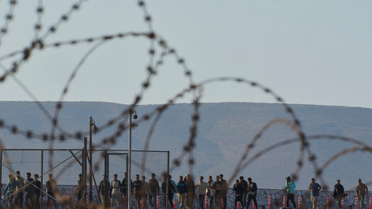 Életbe lépett az EU-s migrációs paktum, a Fidesz újabb kockázatokra figyelmeztet