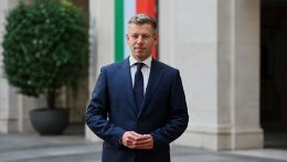Egymásnak adják a kilincset a magyar politikusok Brüsszelben