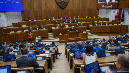 A parlament megkezdte a bizalmi szavazást a kormányról, a vitát 12,5 órára korlátozták