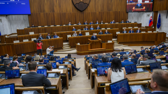 A parlament megkezdte a bizalmi szavazást a kormányról, a vitát 12,5 órára korlátozták