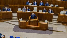 Fico túlélte a bizalmi szavazást – de a valódi kérdések megválaszolatlanok maradtak