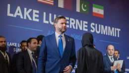 Trump közel-keleti háborújának súlya most alelnöke vállát nyomja