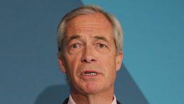 Farage előrehozott választásokat követel Starmer lemondása után