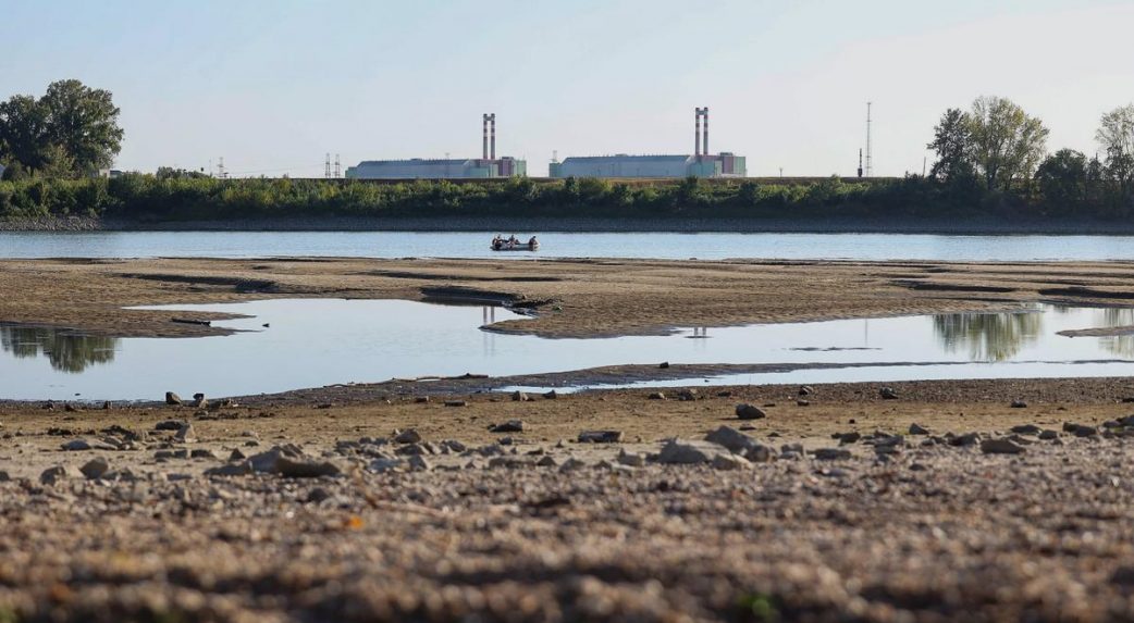 Leállás szélén a Paksi Atomerőmű: a Duna −121 centiméteres vízszintje miatt már a 2. blokk teljesítményét is felére csökkentették