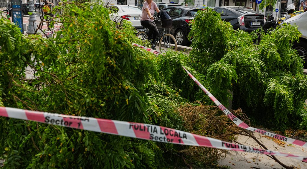 Halálos vihar csapott le Romániára — Bukarestben metróállomásokat öntött el a víz