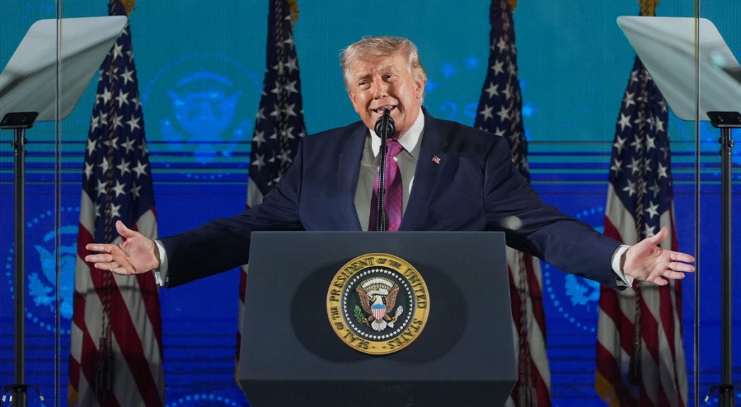 Trump a kommunizmust Pearl Harbornál és szeptember 11-énél is nagyobb fenyegetésnek nevezte az amerikai függetlenség 250. évfordulóján