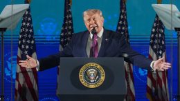 Trump a kommunizmust Pearl Harbornál és szeptember 11-énél is nagyobb fenyegetésnek nevezte az amerikai függetlenség 250. évfordulóján