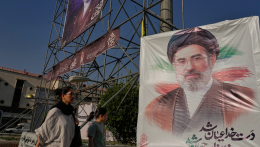 Irán legfőbb vezetője bosszút fogadott apja halála miatt