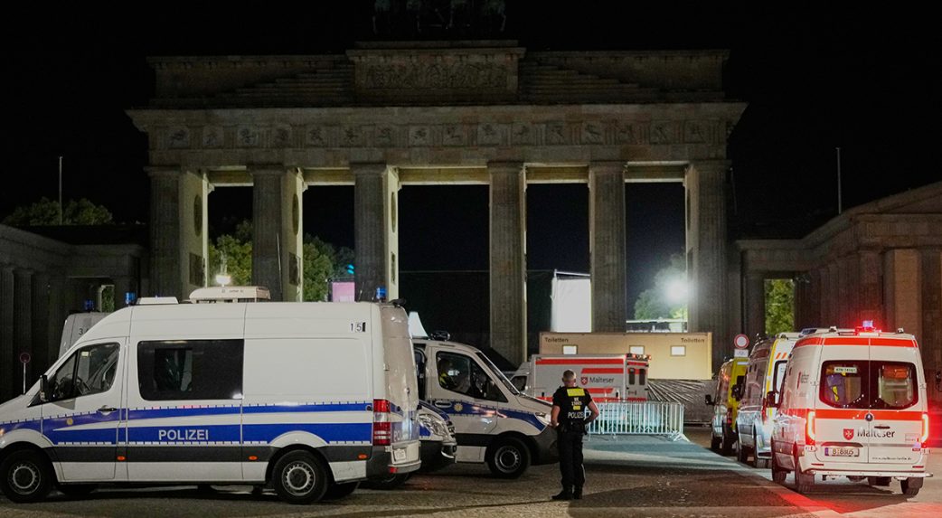 Furgonnal hajtott tömegbe egy férfi a berlini Prideon – egy halott, 29 sebesült, az elkövetőt lelőtték